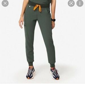 Green figs. Catarina top and Zamora joggers size medium